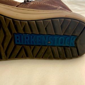 Size 8.5 barely worn Birkenstock. Super warm and comfortable. Fits more like 9.